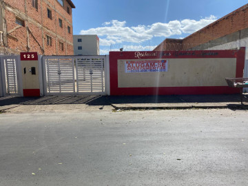 Entrada do condomnio, na rua lateral. Em frente a casa dos foges 